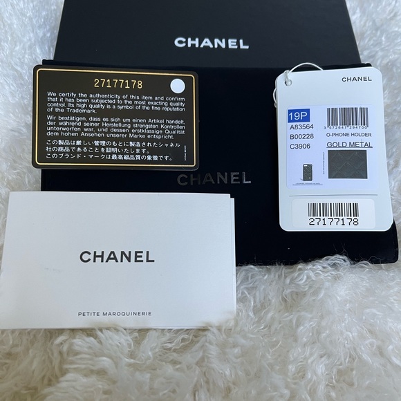 Chanel IPHONE X case, interior mark from a magnet. - Picture 3 of 7